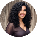 Andreia Lucas, Sobre Nós. Mulher sorrindo, cabelo cacheado preto. Perfil da equipe.