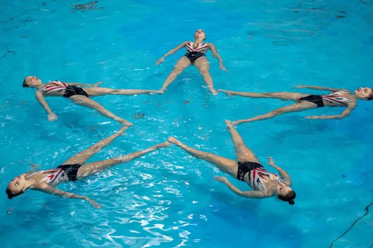 Nado sincronizado: atletas formam estrela na água. Técnicas e história da dança aquática.
