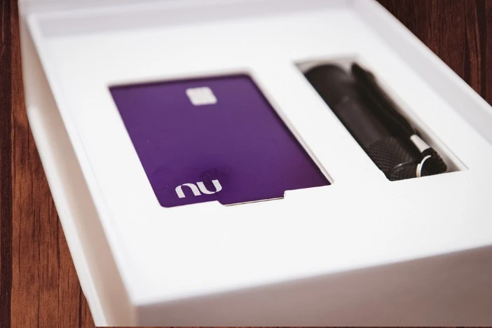 Tarjeta ultravioleta de Nubank en la caja